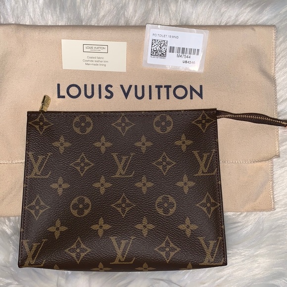 Louis Vuitton Toiletry 19 - Picture 5 of 15